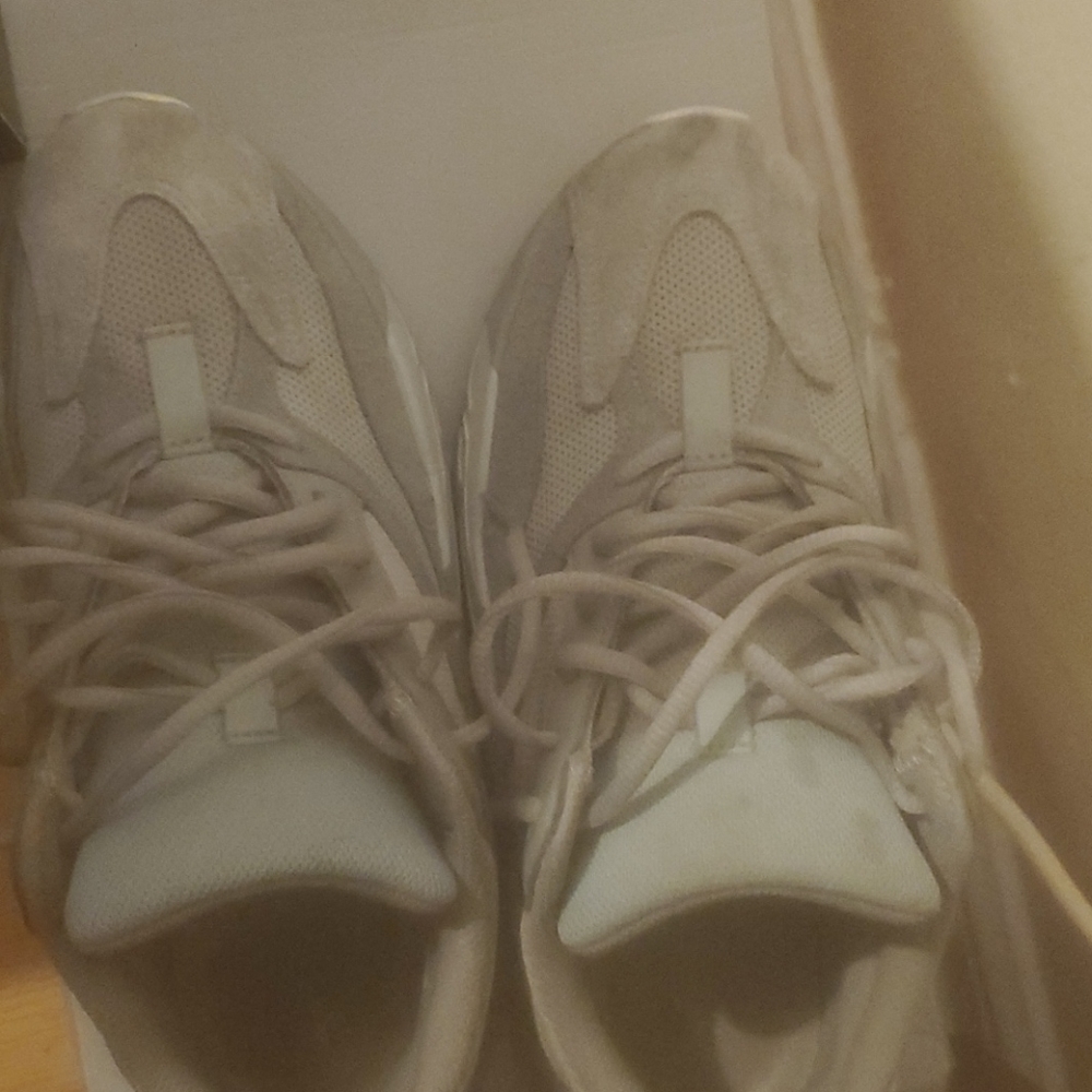 Yeezy - Picture 2 of 4